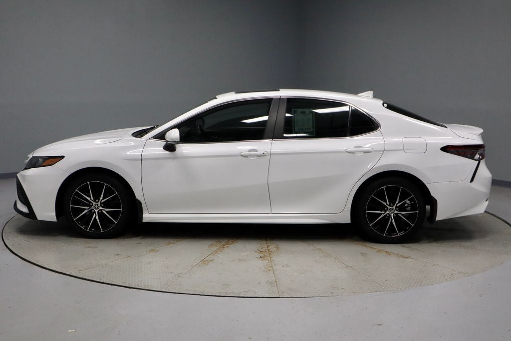 2022 Toyota Camry SE Auto (SE)