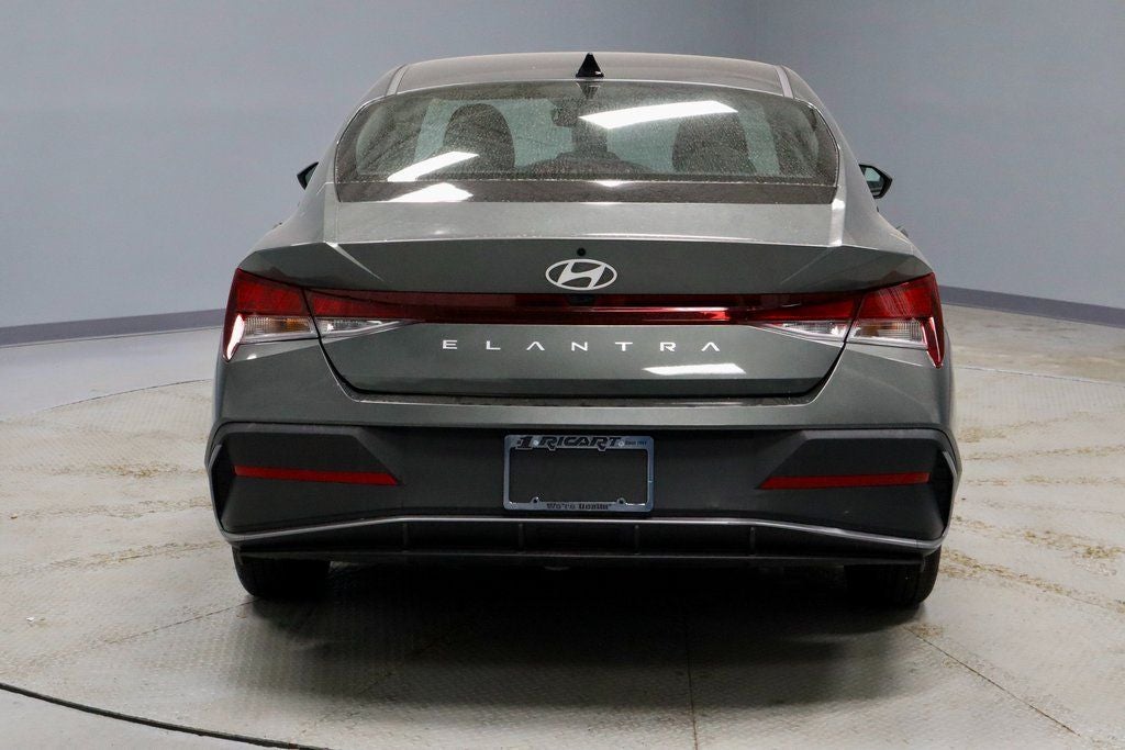 2025 Hyundai ELANTRA SE