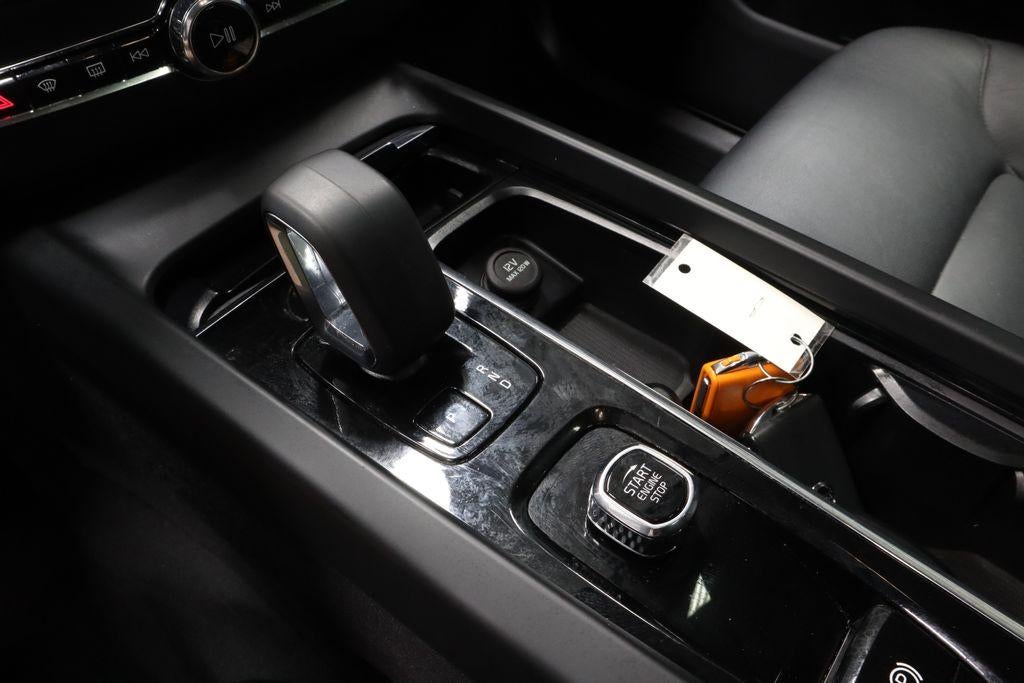 2024 Volvo XC60 Recharge Plug-In Hybrid T8 Plus Dark Theme