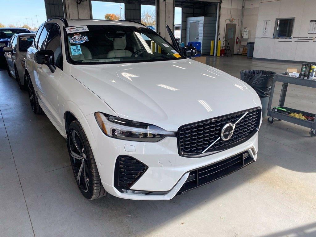 2024 Volvo XC60 B5 Ultimate Dark Theme