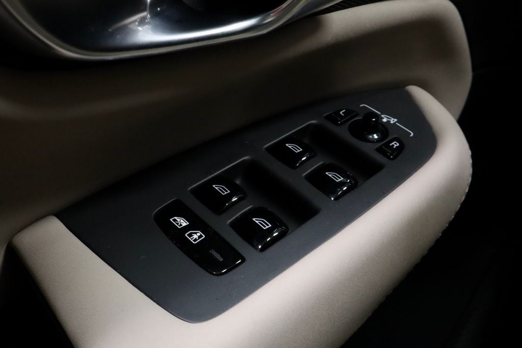 2025 Volvo XC90 B5 Plus